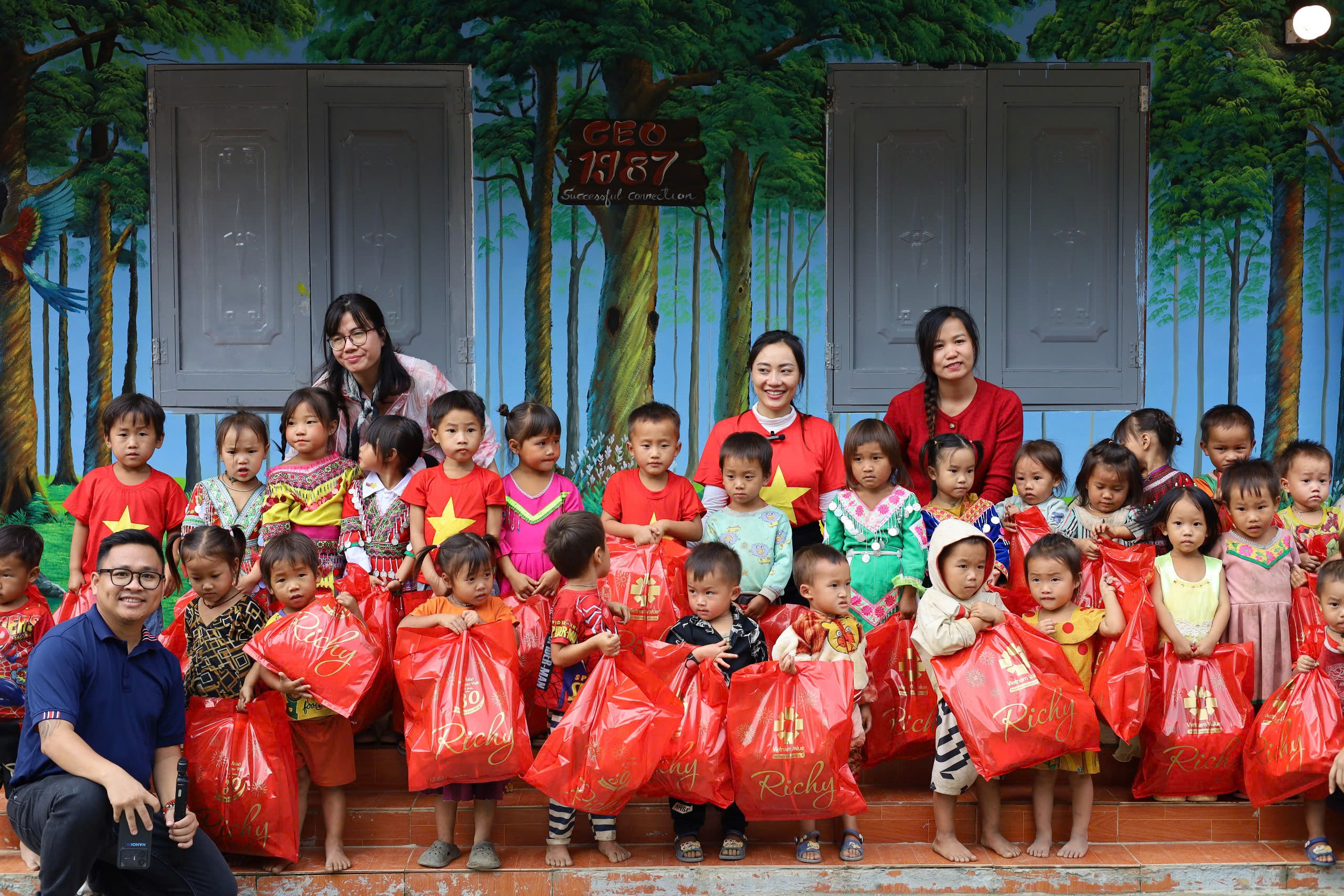 Niềm vui của học sinh điểm trường Ngài Sảng A, Du Già, Yên Minh, Hà Giang