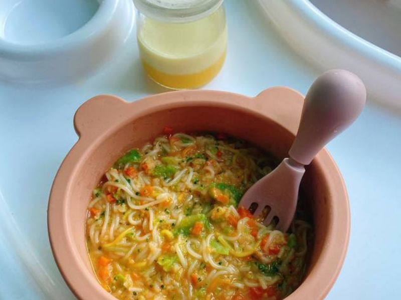 Khi nào nên cho bé dùng mì ăn dặm?